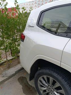 تۆیۆتا لاند کروزەر